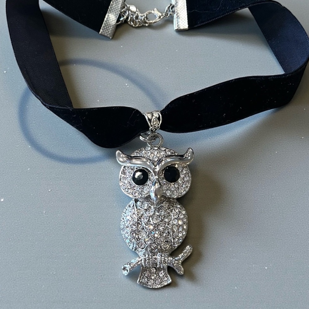 Vintage 80’s Rhinestone Owl Pendant Necklace Velvet Choker - Picture 3 of 17